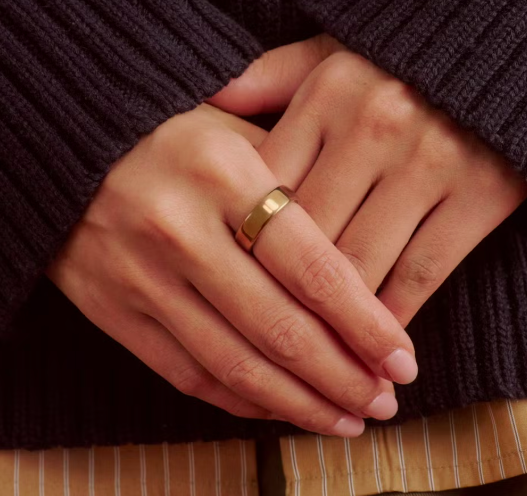 Oura Ring 5 in gold smart ring gift idea for an 18 year old girl