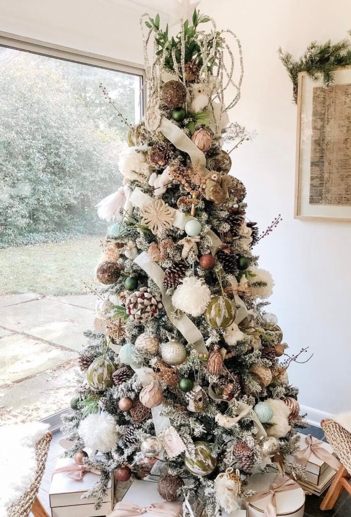 cozy-white-woodland-tree—plush-owls—soft-white-ornaments—swan-figures—fluffy-tree-skirt