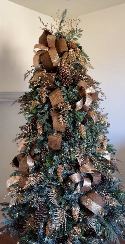 copper-brown-ribbon—pinecone-heavy—gold-fern-picks—berry-sprigs—lush-evergreen-layers