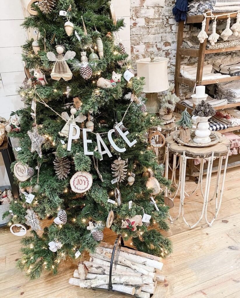 farmhouse-woodland-tree—peace-banner—pinecones—birch-slices—twine-and-jute—warm-string-lights