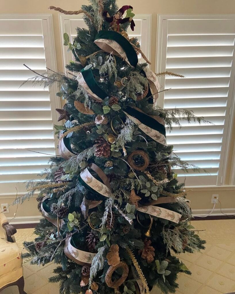 natural-green-tree—deep-green-velvet-ribbon—cream-printed-ribbon—nests—antlers—botanical-picks