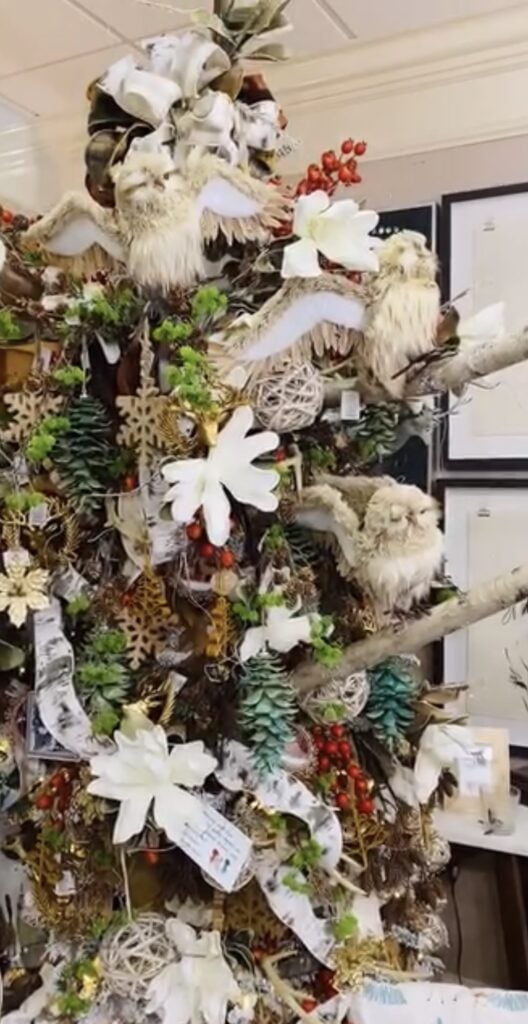 snowy-owl-ornaments—birch-garlands—white-magnolia—red-berries—evergreen—neutral-ribbon