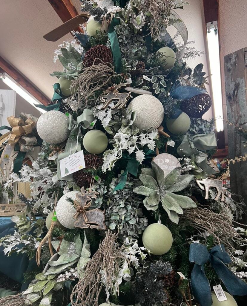woodland-green-tree—moss-green-baubles—hydrangea-picks—emerald-ribbon—antlers—twig-spheres