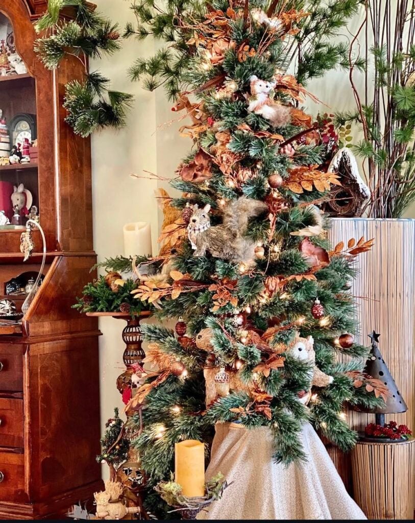 woodland-tree—copper-leaves—plush-squirrels-and-fox—pinecones—neutral-tree-skirt