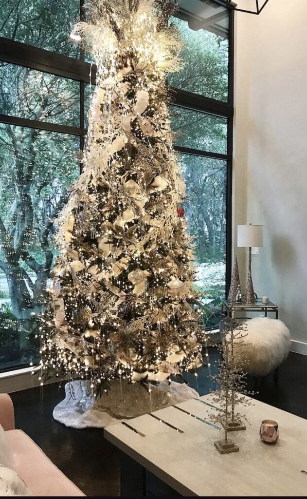 Blue-and-white winter wonderland Christmas tree with “Let it snow” décor, snowflakes, and a friendly snowman.