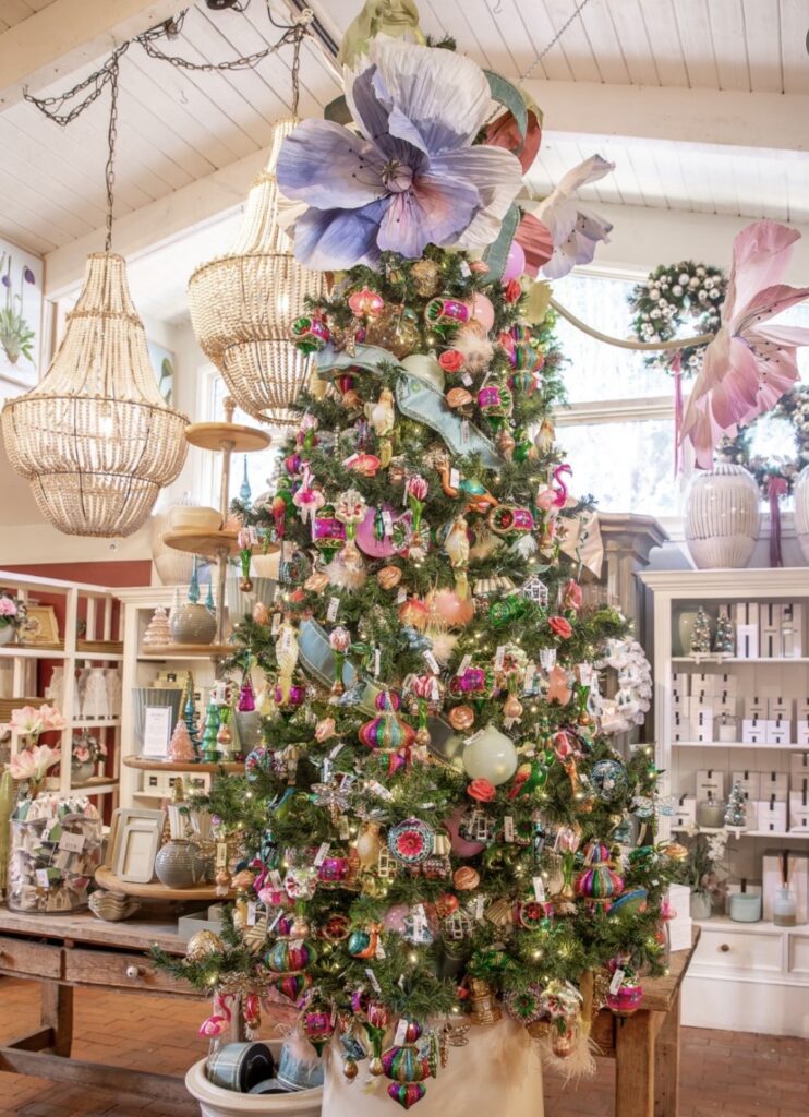 Unusual Christmas tree decorations with bold ornaments and festive garden-inspired style