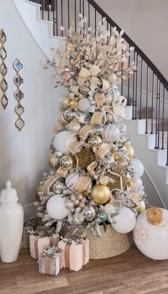 Neutral Christmas tree layered with cream, gold, brown, and natural decorations for a warm and elegant holiday style.
