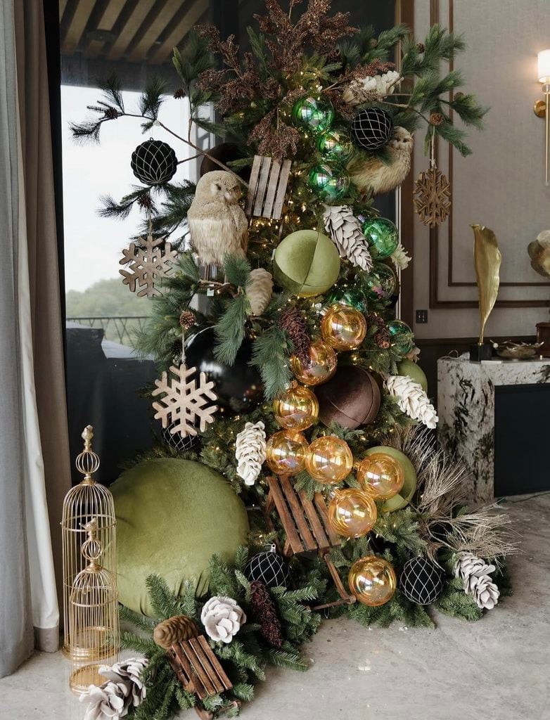 Woodland neutral Christmas tree decorated with earthy tones, natural greenery, rustic ornaments, and organic textures.
